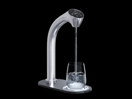 Nowoczesny, metalowy dystrybutor filtrujący wodę, nalewający wodę do szklanki na czarnym tle. Widoczne bąbelki w szklance.