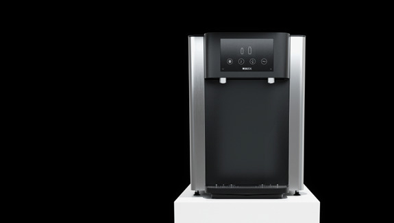 Nowoczesny dystrybutor wody Brita w Nowym Wiśniczu, z dotykowym panelem sterowania, na białym postumencie i czarnym tle.