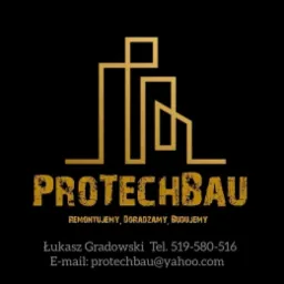 Złote logo firmy budowlanej Protechbau na czarnym tle, przedstawiające uproszczony zarys budynków i hasło 'Remontujemy, Doradzamy, Budujemy' wraz z danymi kontaktowymi.