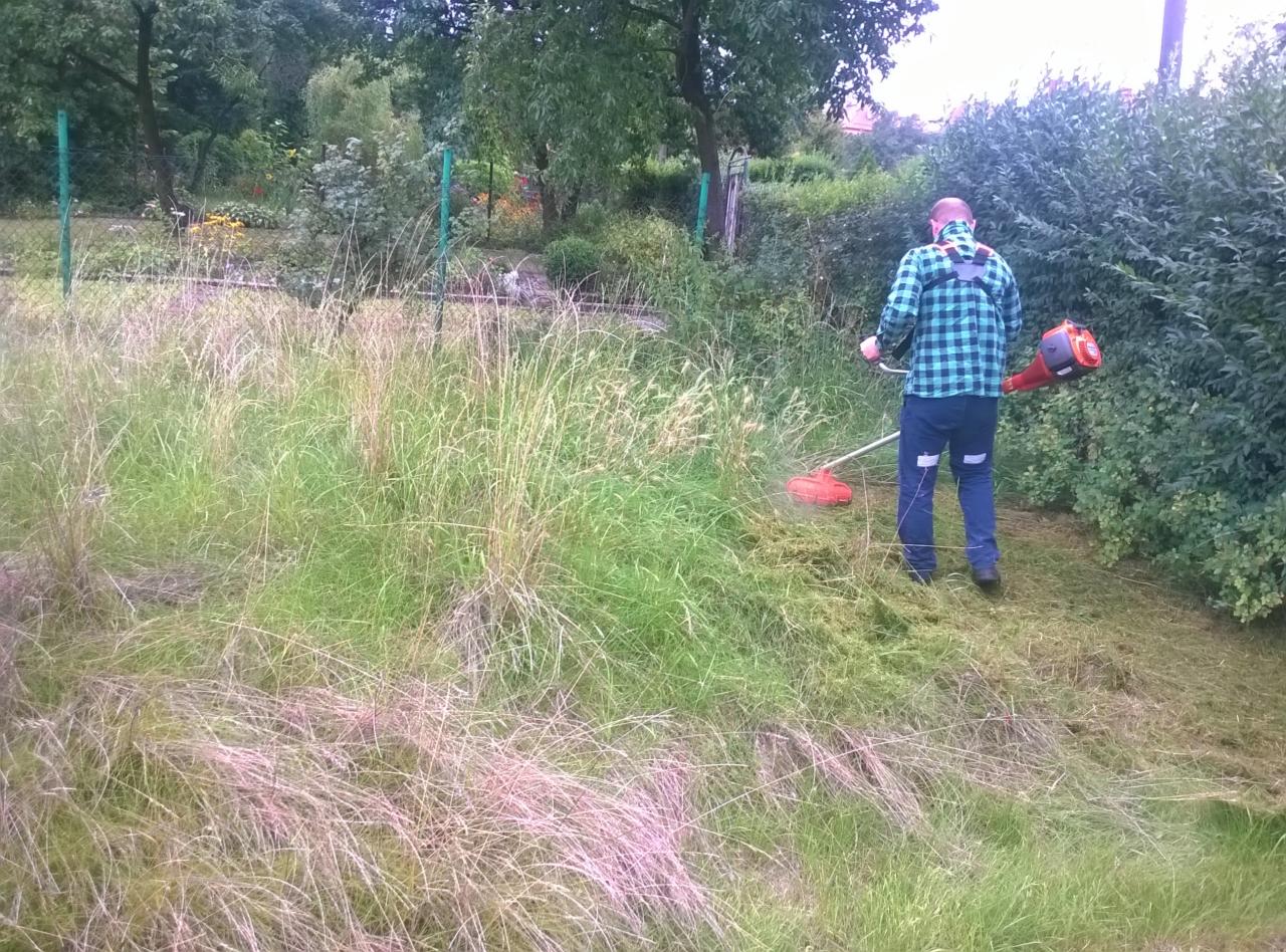 koszenie traw kosami spalinowymi