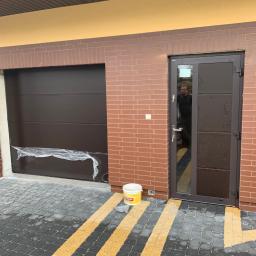 Brama garażowa z drzwiami wejściowymi