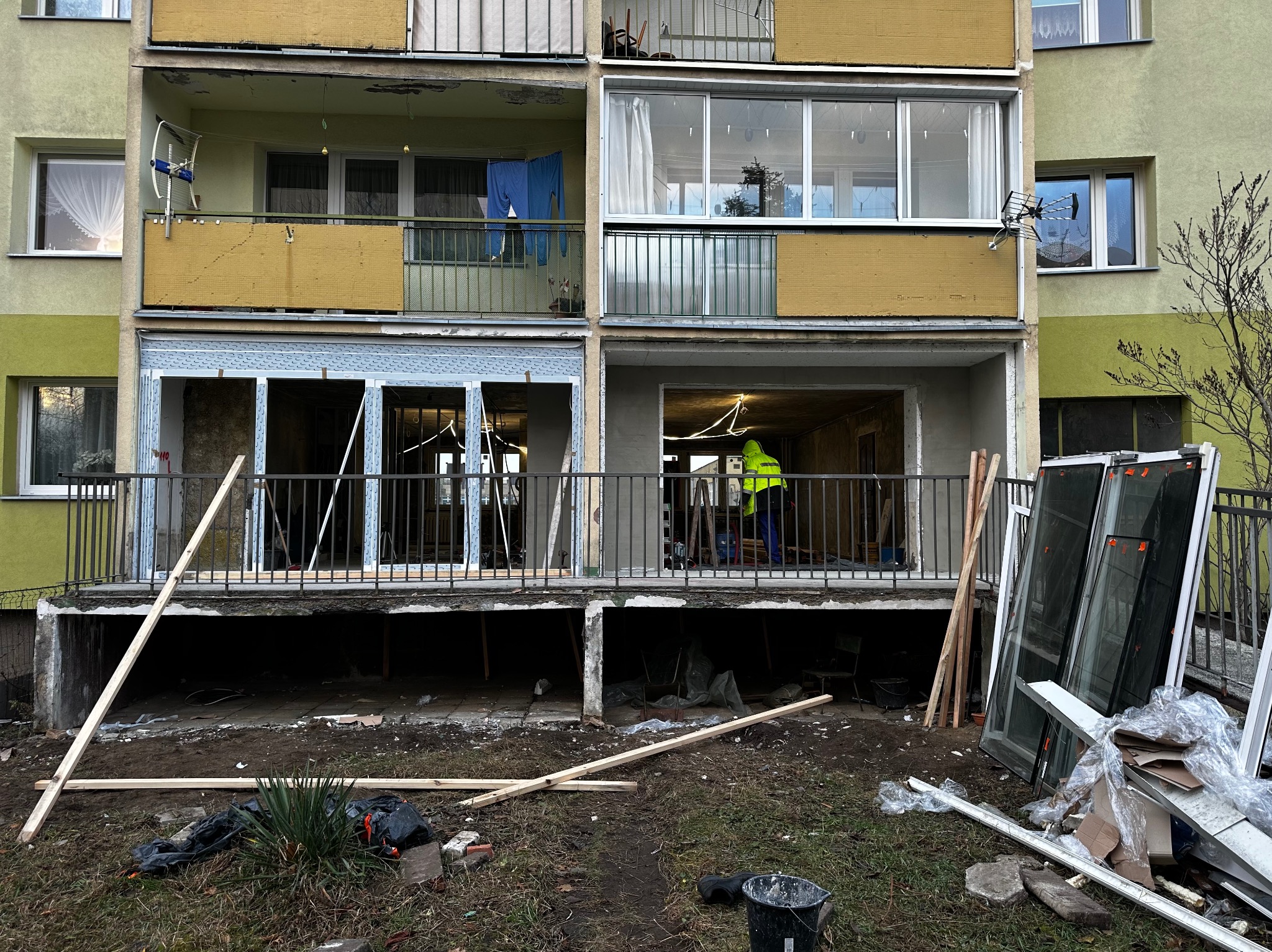 Dostawa i montaż witryn aluminiowych i rolet antywłamaniowych i zadaszenia rolet