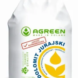 Worek z dolomitem jurajskim, wapniowo-magnezowym granulatem, marki Agreen, wyprodukowanym w Polsce. Na białym tle, z żółtą rączką do przenoszenia. Widoczny napis 'Jakość potwierdzona'.