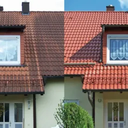 Połowa dachu przed i po czyszczeniu, ukazująca różnicę w kolorze i wyglądzie dachówki.