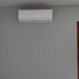 Klimatyzator Rotenso w salonie domu jednorodzinnego
