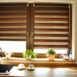 Okno z brązowymi roletami dzień noc w kuchni. Na parapecie rośliny doniczkowe, filiżanki i ciasto pod kloszem. Ujęcie z bliska, ciepłe światło.