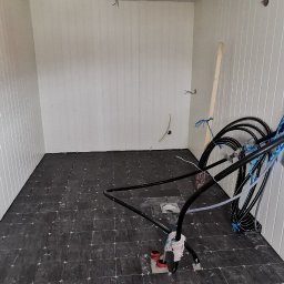 Alfa Entreprenør AS - Płytki są i panel na ścianach jak też sufit wykonany.