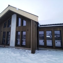 Widok domu przy klimacie śnieżnym 