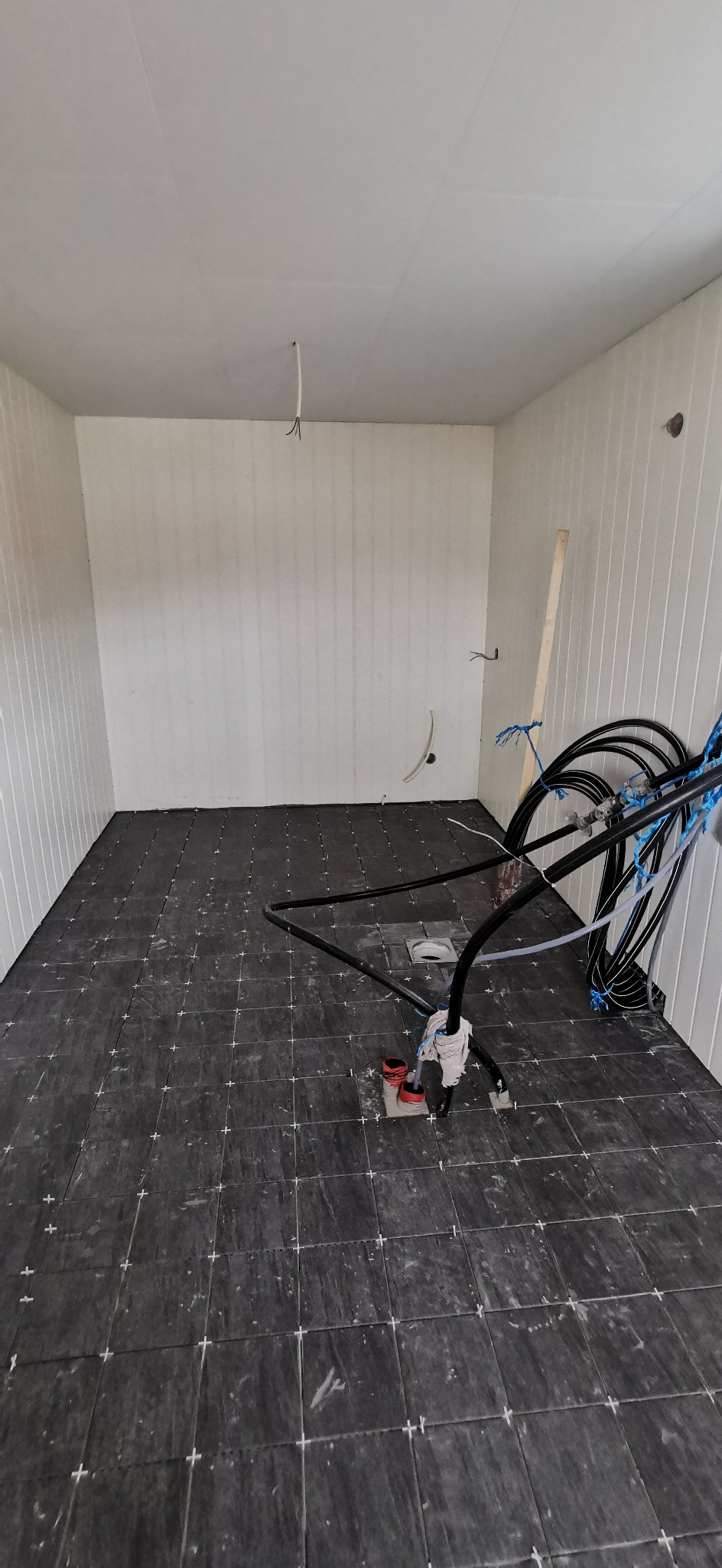 Płytki są i panel na ścianach jak też sufit wykonany.