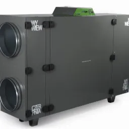 Szary centralny rekuperator z dwoma okrągłymi otworami wentylacyjnymi po lewej stronie i zielonym panelem sterowania na górze, widoczne napisy na obudowie w kolorze białym.