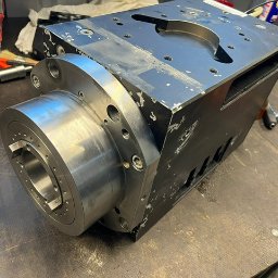 Enermetcnc - Wrzeciono obrabiarki CNC po regeneracji w Bydgoszczy, widoczne ślady użytkowania na obudowie.