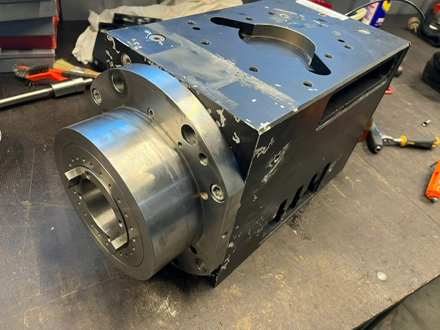 Wrzeciono obrabiarki CNC po regeneracji w Bydgoszczy, widoczne ślady użytkowania na obudowie.