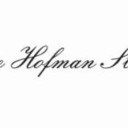 Eleganckie logo firmy Linse Hofman Stude w formie kaligraficznego napisu na białym tle.