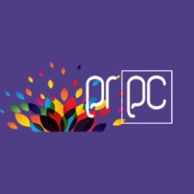 Abstrakcyjne logo z stylizowanym kwiatem z kolorowych płatków po lewej stronie i białym napisem 'qrpc' w kwadracie po prawej, na fioletowym tle.