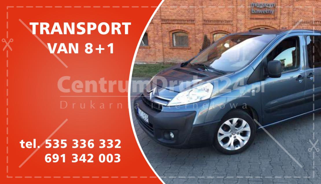 Niebieski van 8+1 z logo firmy transportowej na tle ceglanego budynku magazynu bawełny.