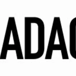 Logo firmy ADAC Uslugi Projektowo Budowlane z geometrycznym symbolem budynku w kolorach niebieskim, szarym i białym.