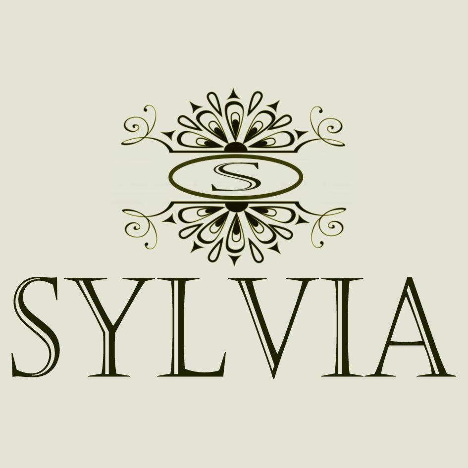 Logo firmy o nazwie SYLVIA z ozdobnym motywem kwiatowym i literą S w owalnej ramce na kremowym tle.