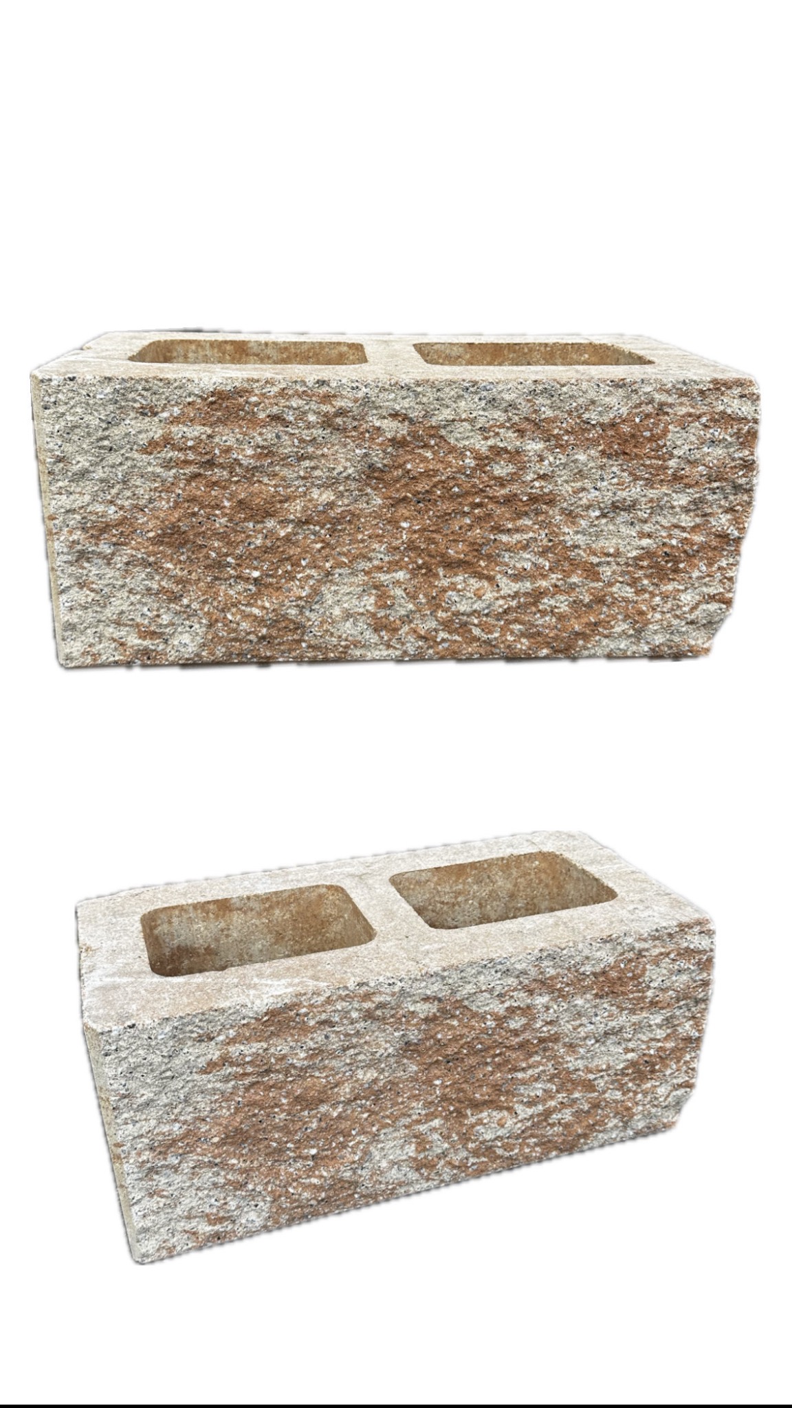 Dwa bloki betonowe z teksturą imitującą kamień, ułożone jeden nad drugim na białym tle, z widocznymi dwoma otworami w każdym bloku.