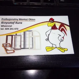 Wizytówka firmy 'Profesjonalny Montaż Okien Krzysztof Kura' z ilustracją koguta, przedstawiająca okna o różnych stylach i numer telefonu.