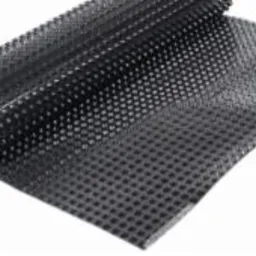 Czarna folia kubełkowa, zwinięta w rolkę, z widoczną strukturą wytłoczeń, leżąca na białym tle.