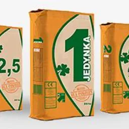 Trzy pomarańczowe worki z cementem różnych typów: 42,5, Jedynka i Dwójka 32,5 HSR, ustawione obok siebie.