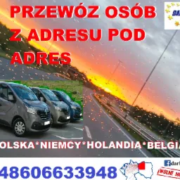 Reklama firmy przewozowej Darbus z trzema busami na parkingu i widokiem na drogę zza mokrej szyby z napisem 'Przewóz osób z adresu pod adres' oraz numerem telefonu i informacją o wolnych miejscach.