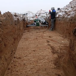 HYDRO-THERM SPÓŁKA Z OGRANICZONĄ ODPOWIEDZIALNOŚCIĄ - Przygotowanie terenu pod kamień do rur filtracyjnych oczyszczalnie ścieków