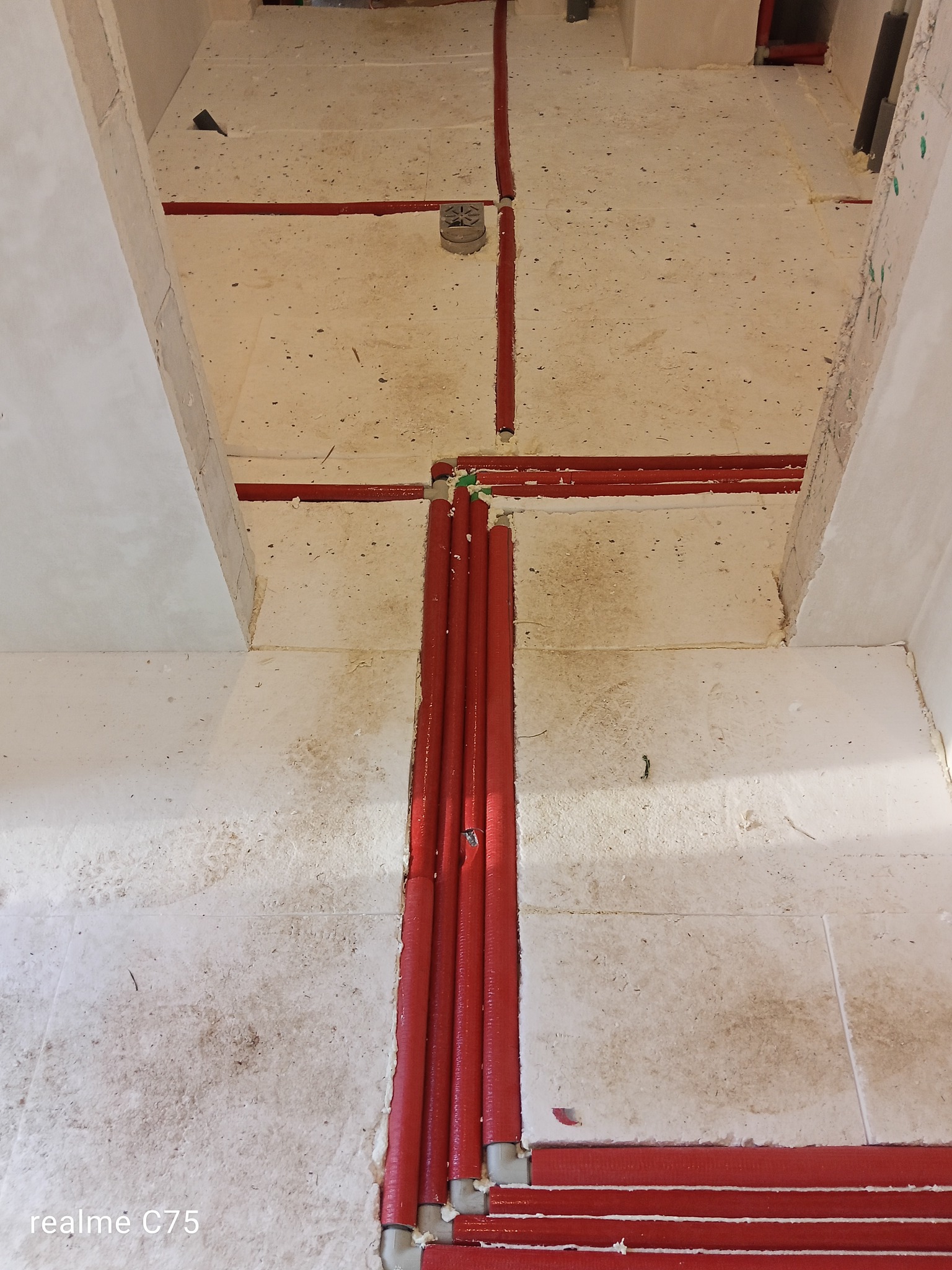 Instalacje wodno kanalizacyjne na warstwie styropianu