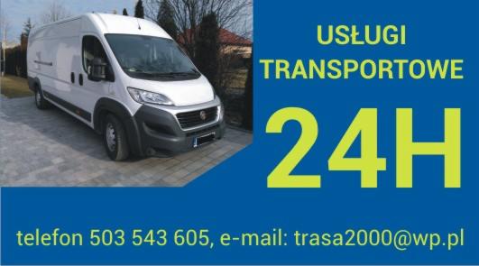 Biały bus na tle niebieskiego baneru reklamowego z napisem 'Usługi Transportowe 24H', numerem telefonu i adresem e-mail.