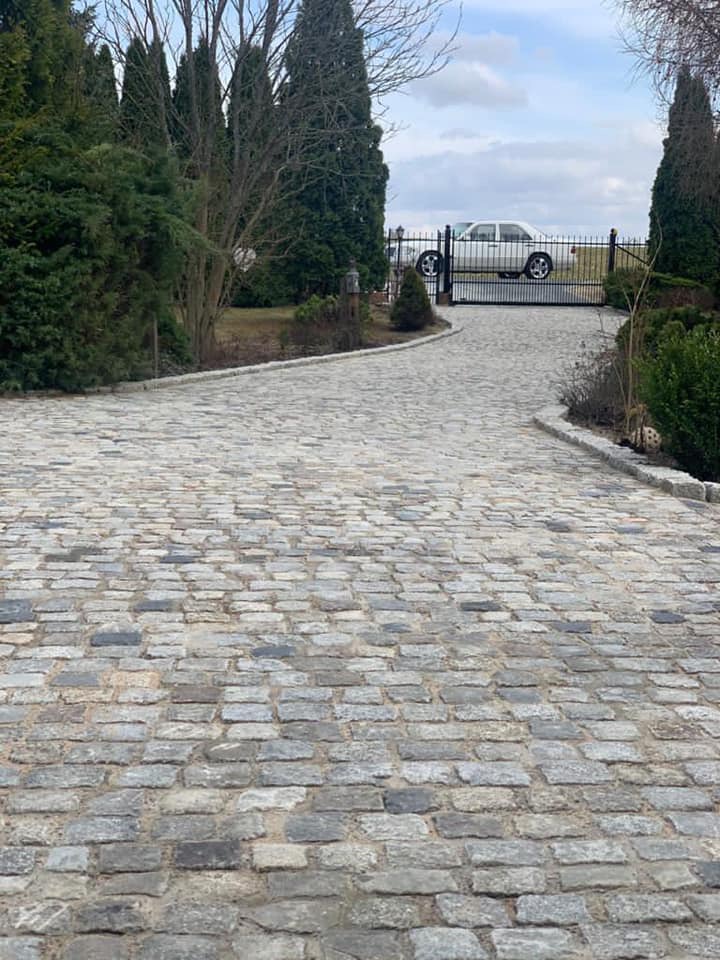 Nasza realizacja podjazdu wykonana z kostki granitowej.