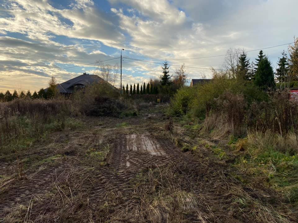Niwelacja jak i oczyszczenie działki przed.