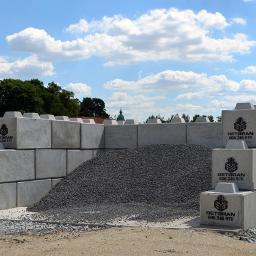 Boks z prefabrykowanych bloczków betonowych