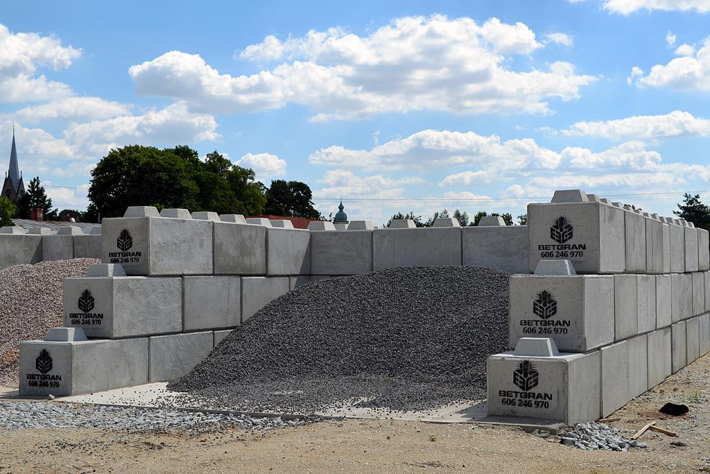 Boks z prefabrykowanych bloczków betonowych