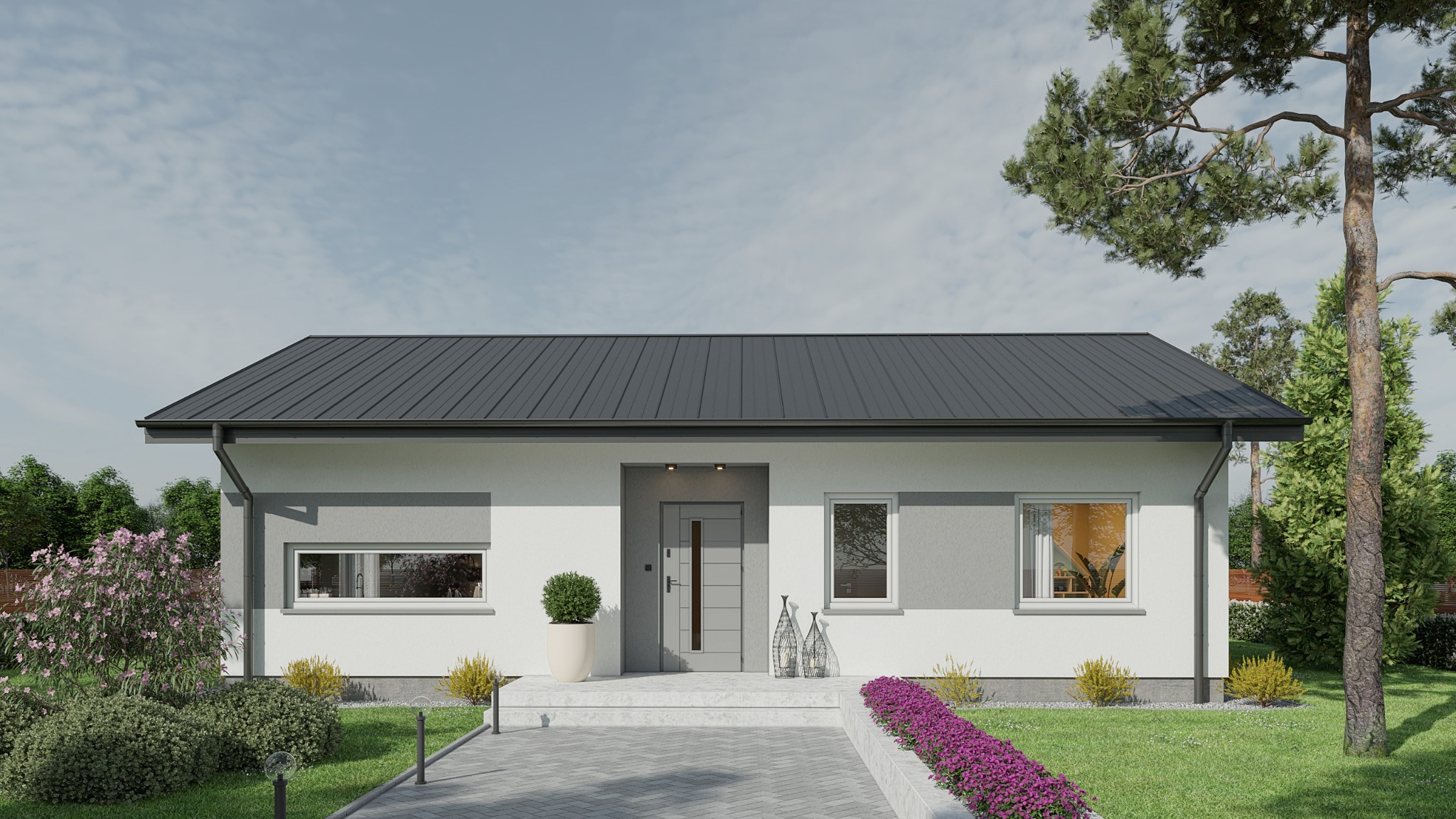 Nowoczesny parterowy dom z szarą blachodachówką, białymi ścianami z szarymi akcentami, minimalistycznym wejściem i zagospodarowanym ogrodem z kwitnącymi rabatami.