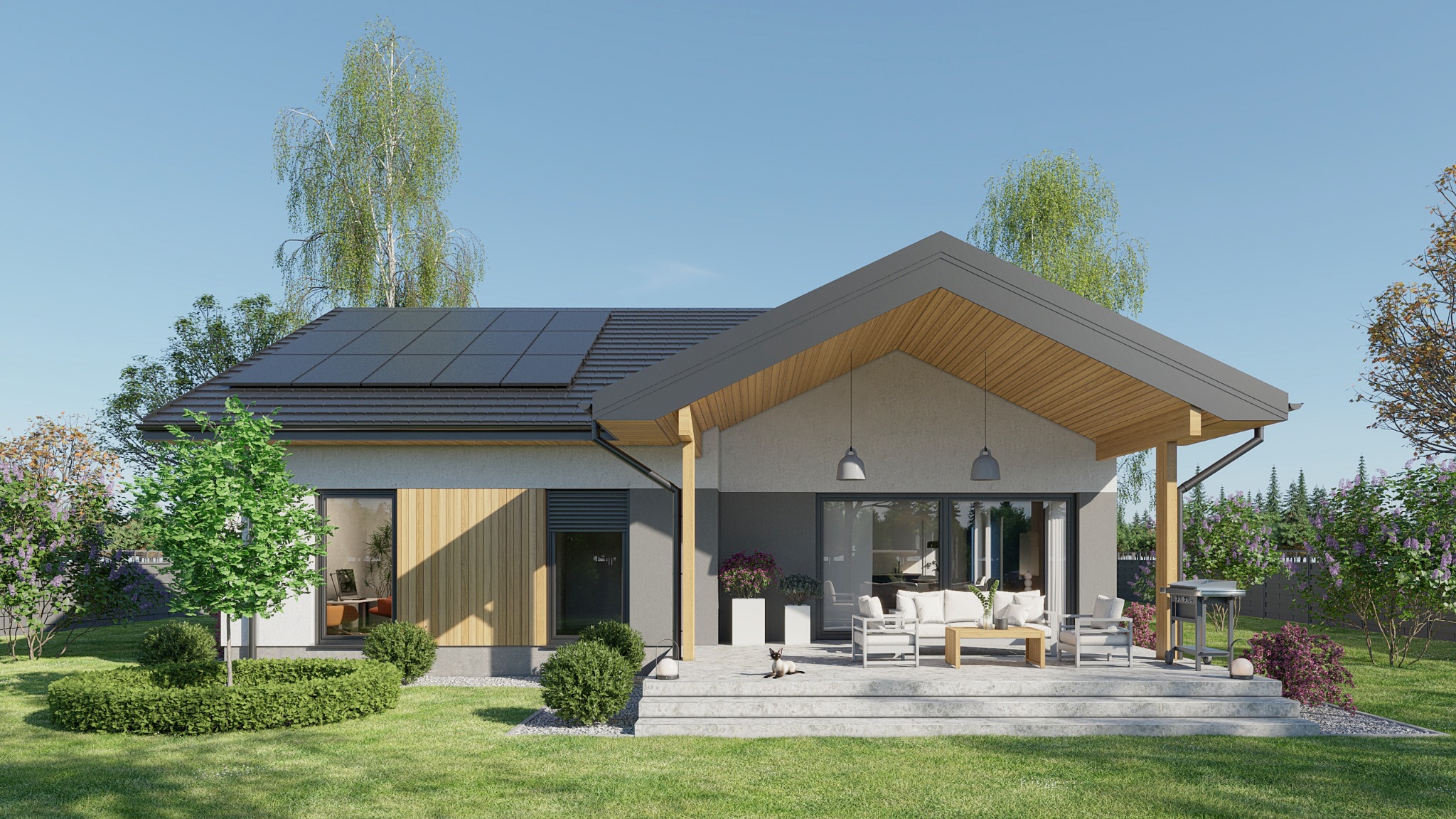 Nowoczesny parterowy dom z panelami słonecznymi na dachu, częściowo wykończony drewnem, z zadaszonym tarasem i meblami ogrodowymi, otoczony zielenią i niskimi krzewami.