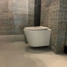 kabina prysznicowa wraz z łazienką wykonana w technologi resistone