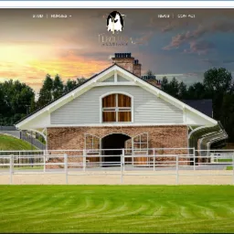 Strona internetowa lubochniaarabians.com z widokiem stajni dla koni arabskich na tle zachodzącego słońca.