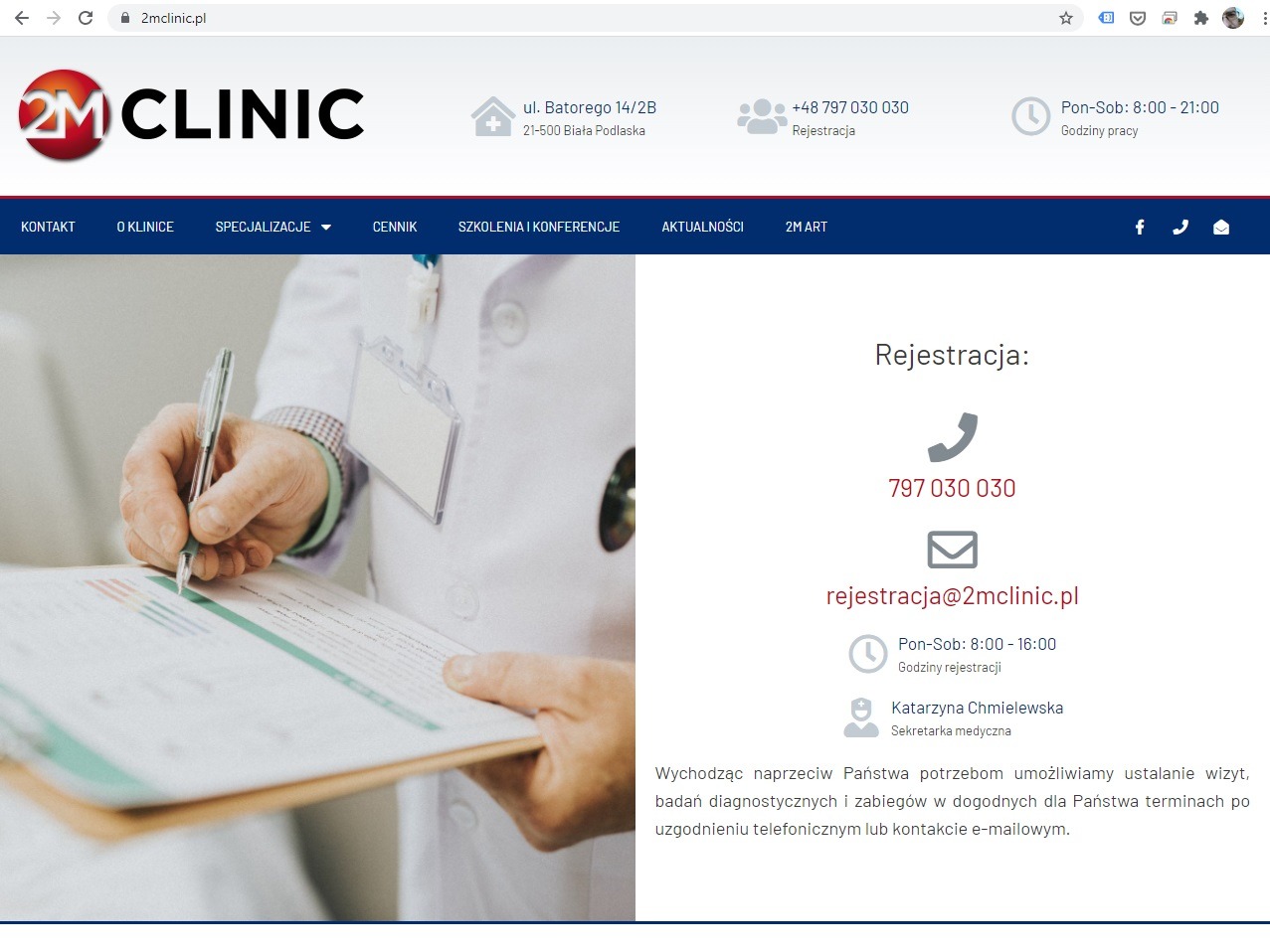 Strona internetowa 2mclinic.pl: lekarz wypełnia formularz pacjenta, widoczne dane kontaktowe i godziny rejestracji.
