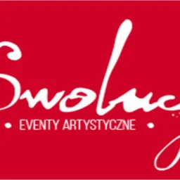 Logo firmy 'Ewolucje - Eventy Artystyczne' w kolorze białym na czerwonym tle, stylizowane pismo odręczne.