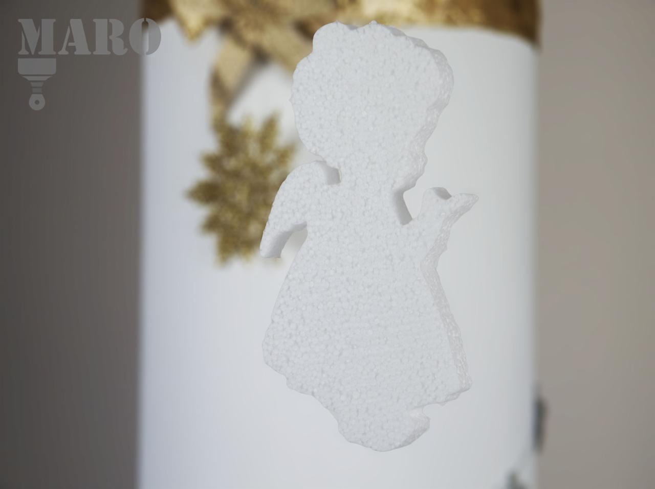 Styropianowa figurka anioła na tle białej tuby z dekoracją w kolorze złota, element aranżacji prezentu.