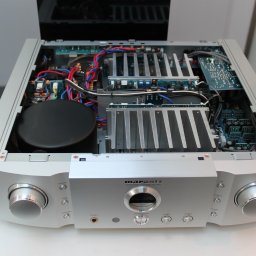 OlsTech Group Serwis Rubinkowo - Otwarty wzmacniacz Marantz PM-10S1 z widocznymi elementami wewnętrznymi: radiatory, kondensatory i płytki drukowane. Srebrna obudowa, czarny transformator toroidalny.