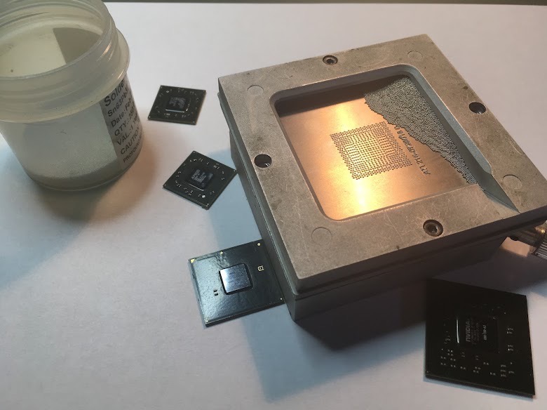 Proces naprawy układów BGA: metalowa forma z kulkami lutowniczymi, obok cztery układy scalone i pojemnik z pastą lutowniczą. Precyzyjna elektronika w serwisie.