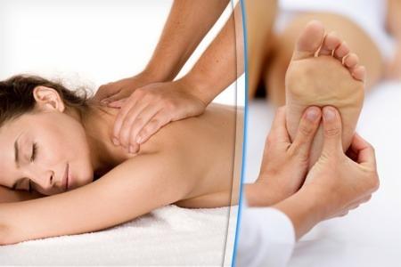 Kobieta z zamkniętymi oczami podczas masażu pleców i stóp, dłonie terapeuty uciskają ciało.