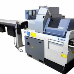 Precyzyjna, nowoczesna tokarka CNC typu D z podajnikiem pręt&oacute;w, oświetlona z g&oacute;ry, z widocznym panelem sterowania.