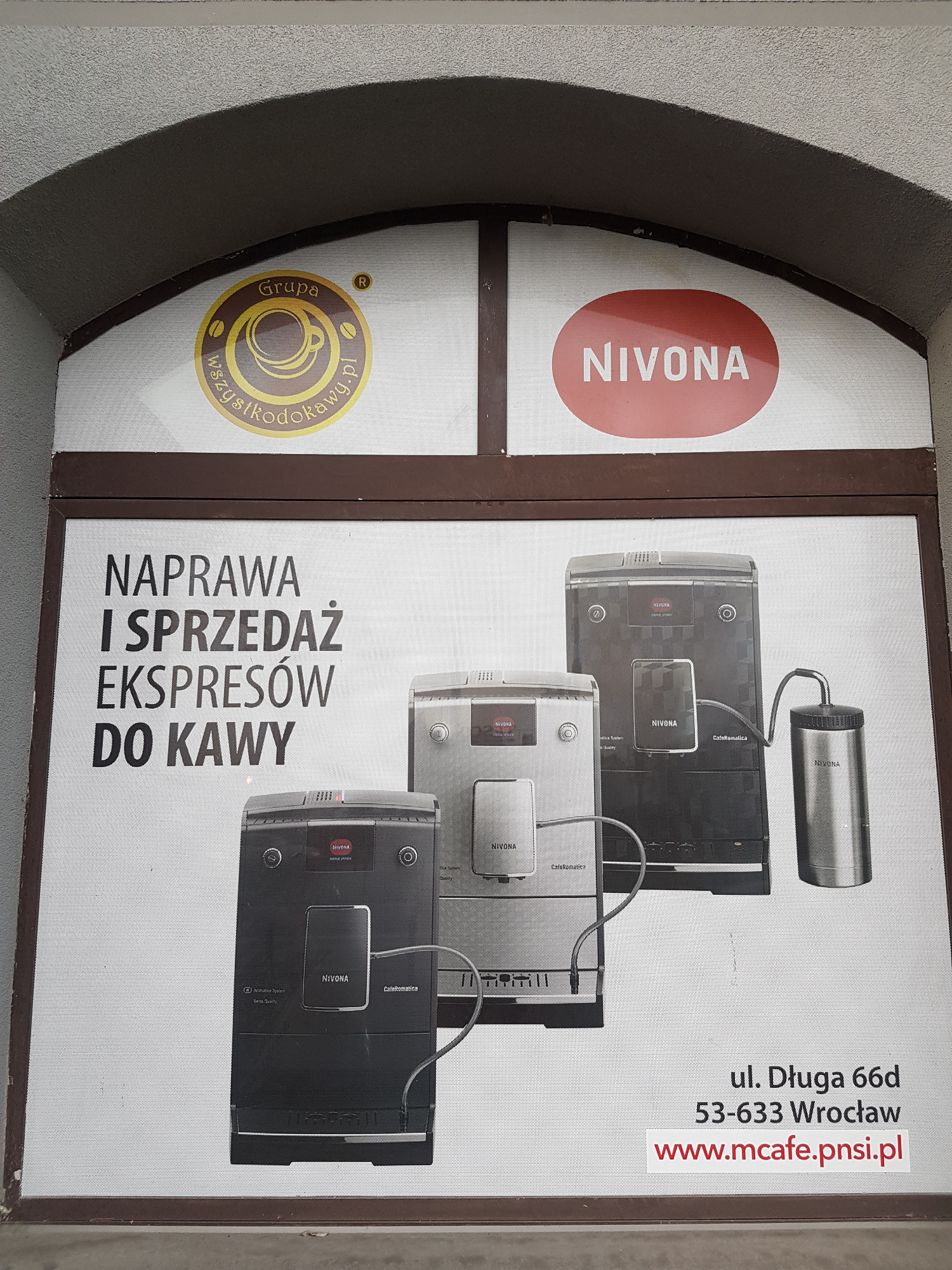 Szyld reklamowy nad wejściem do sklepu z ekspresami do kawy Nivona. Na szyldzie logo firmy i hasło: Naprawa i sprzedaż ekspresów do kawy.
