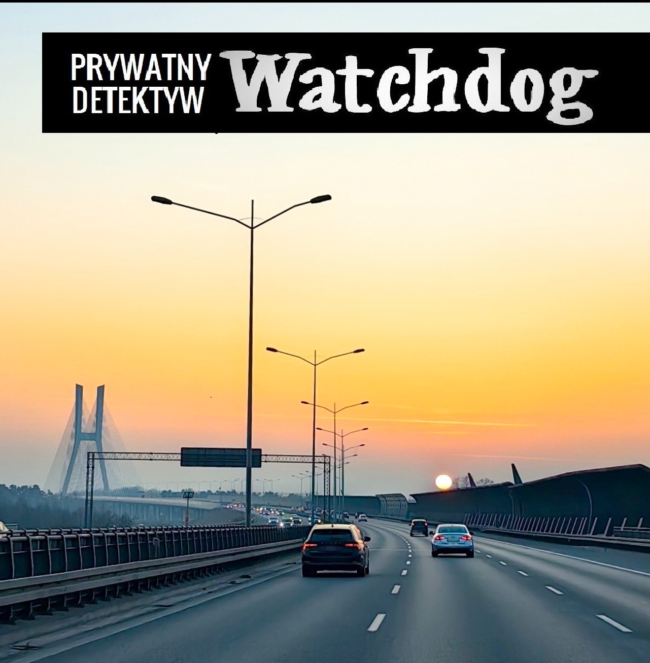 Autostrada o zmierzchu z logotypem 'Prywatny Detektyw Watchdog' w górnej części kadru. Most w oddali. Dynamiczny kadr.