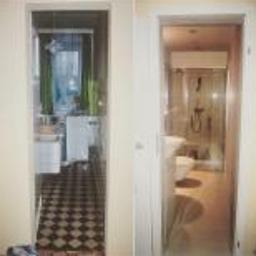 MONOBUD Woszkowski Michal - Dwa ujęcia łazienki przed i po remoncie, widoczne przez framugi drzwi. Po lewej: stara łazienka z czarno-białą szachownicą na podłodze, białą umywalką i wanną. Po prawej: odnowiona łazienka z jasną...