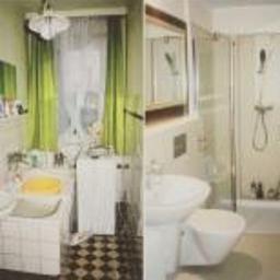 MONOBUD Woszkowski Michal - Dwie aranżacje łazienek: po lewej wanna obudowana biało-czarną szachownicą, zielone zasłony i ściany, po prawej kabina prysznicowa z jasnymi płytkami i wiszącą toaletą.