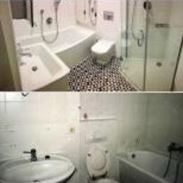 MONOBUD Woszkowski Michal - Dwie fotografie łazienki: górna przedstawia odnowione wnętrze z białą wanną, umywalką i toaletą, wzorzystą czarno-białą podłogą oraz szklaną kabiną prysznicową; dolna ukazuje stan łazienki przed...