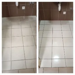 Porównanie stanu podłogi w toalecie przed i po czyszczeniu: widoczne różnice w połysku i czystości fug. Po lewej stronie płytki matowe i zabrudzone, po prawej lśniące i odświeżone.